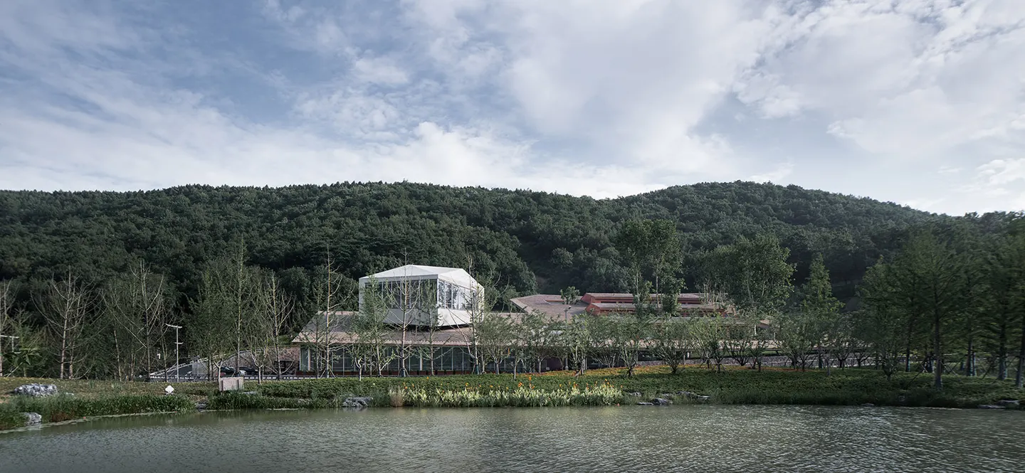 红砖廊下的阳光与山林 · 实景照片 · 空间细节