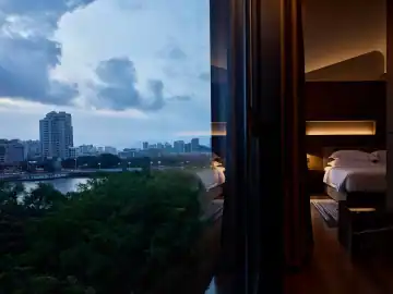 深木与暖光中的城市旅居 · 实景照片