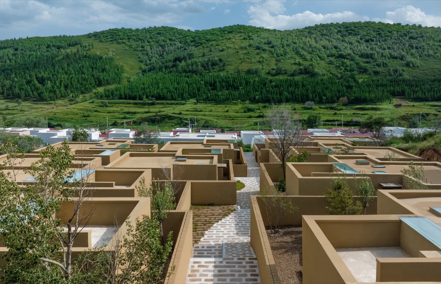 随坡地展开的院落旅居 · 实景照片 · 空间细节