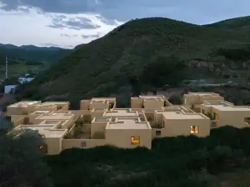 随坡地展开的院落旅居 · 实景照片