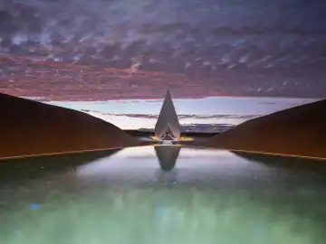 折面建筑中的浅色休憩 · 实景照片