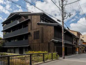 木色格窗与轻巧色彩 · 实景照片
