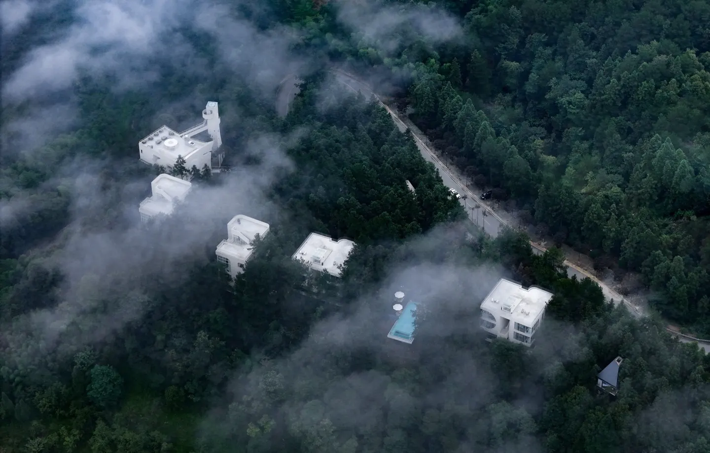 穿过几何洞口看森林 · 实景照片 · 空间细节