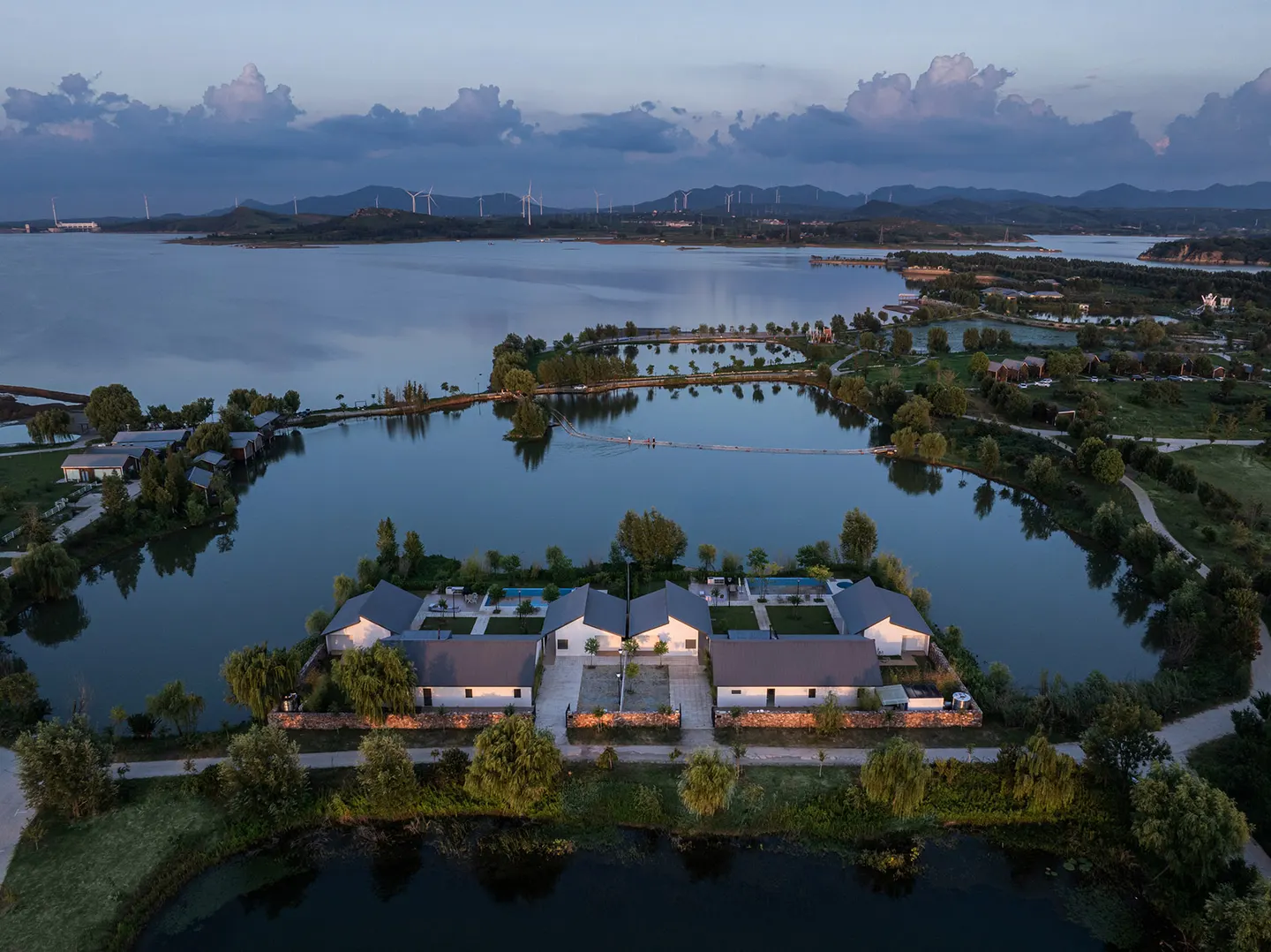 湖畔庭院与金属光影的旅居 · 实景照片 · 空间细节