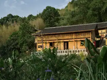 土墙与旧家具的山居日常 · 实景照片