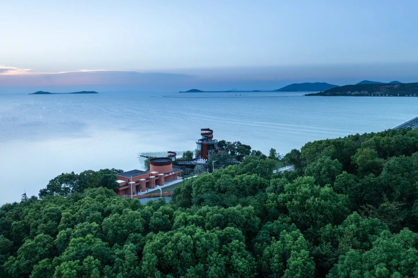 砖红方圆里的湖畔旅居 · 实景照片 · 空间细节