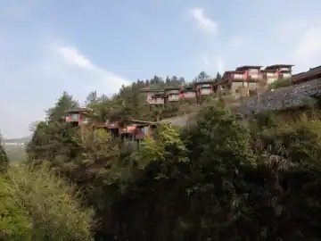山景前的暖色公共区与浅色客房 · 实景照片