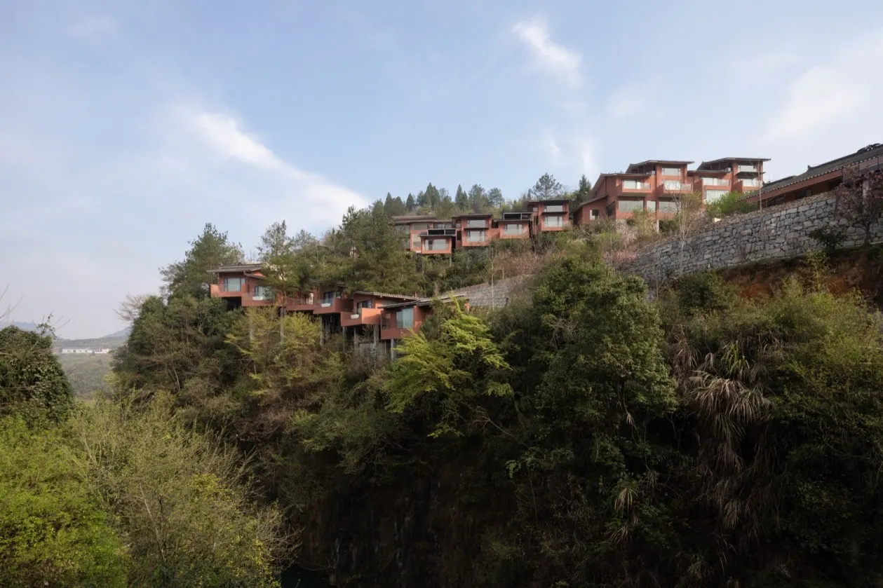 山景前的暖色公共区与浅色客房 · 实景照片 · 空间细节