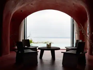 弧形门洞框住水面 · 实景照片