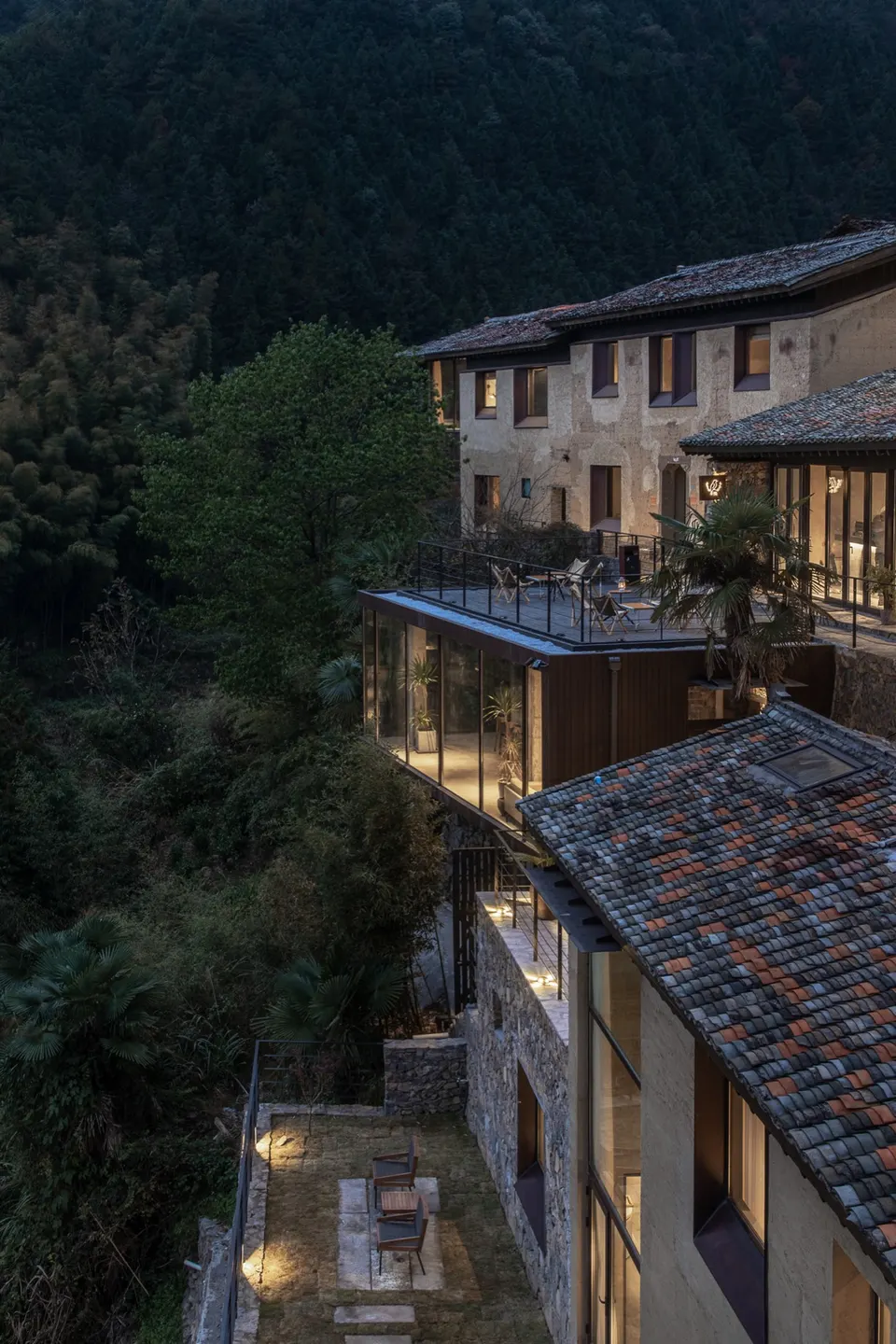 夯土旧屋与玻璃观景空间 · 实景照片 · 空间细节