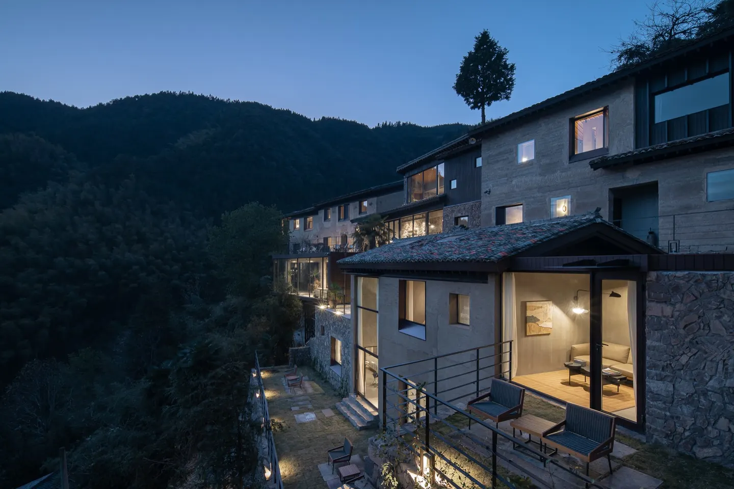 夯土旧屋与玻璃观景空间 · 实景照片 · 空间细节
