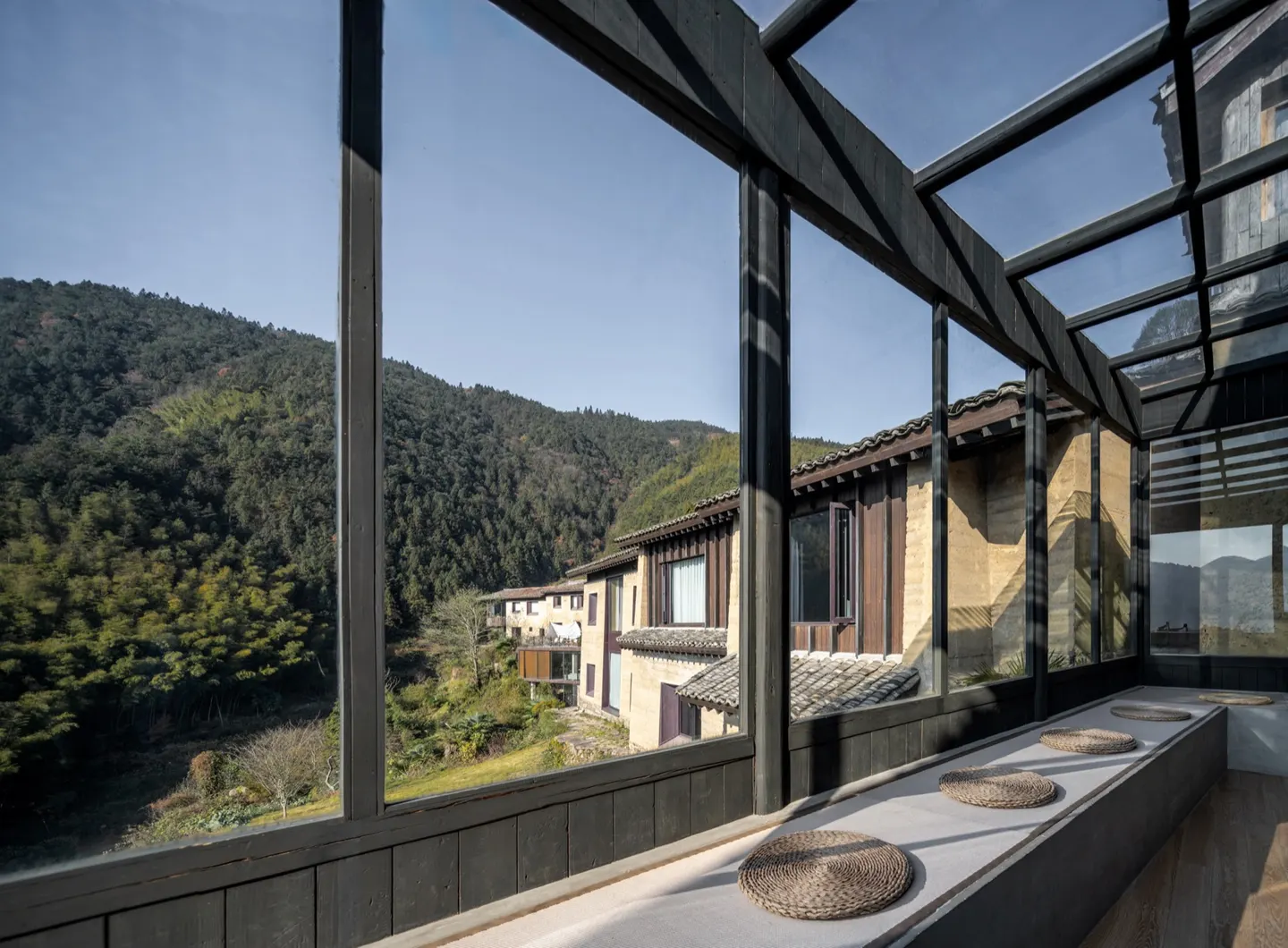 夯土旧屋与玻璃观景空间 · 实景照片 · 空间细节