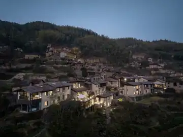 夯土旧屋与玻璃观景空间 · 实景照片