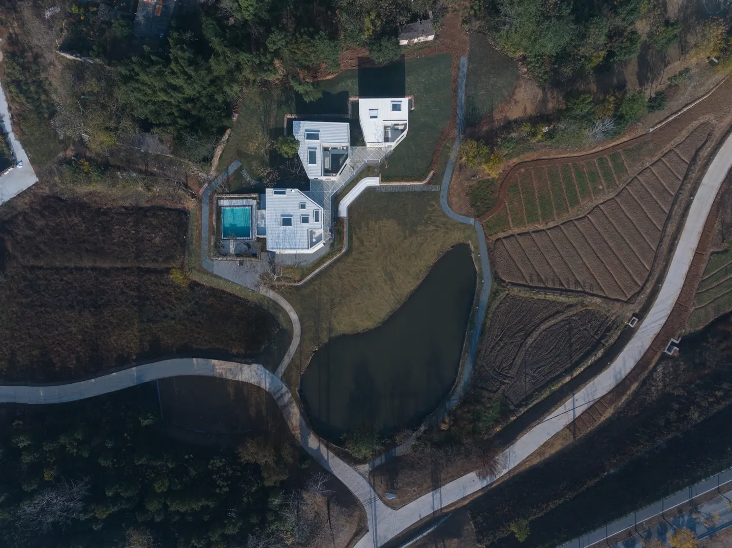 田野之间的白色几何 · 实景照片 · 空间细节