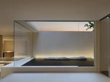 把庭院收进客厅的取景框 · 实景照片