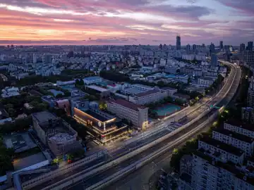 钢网包裹的旧厂房公共空间 · 实景照片