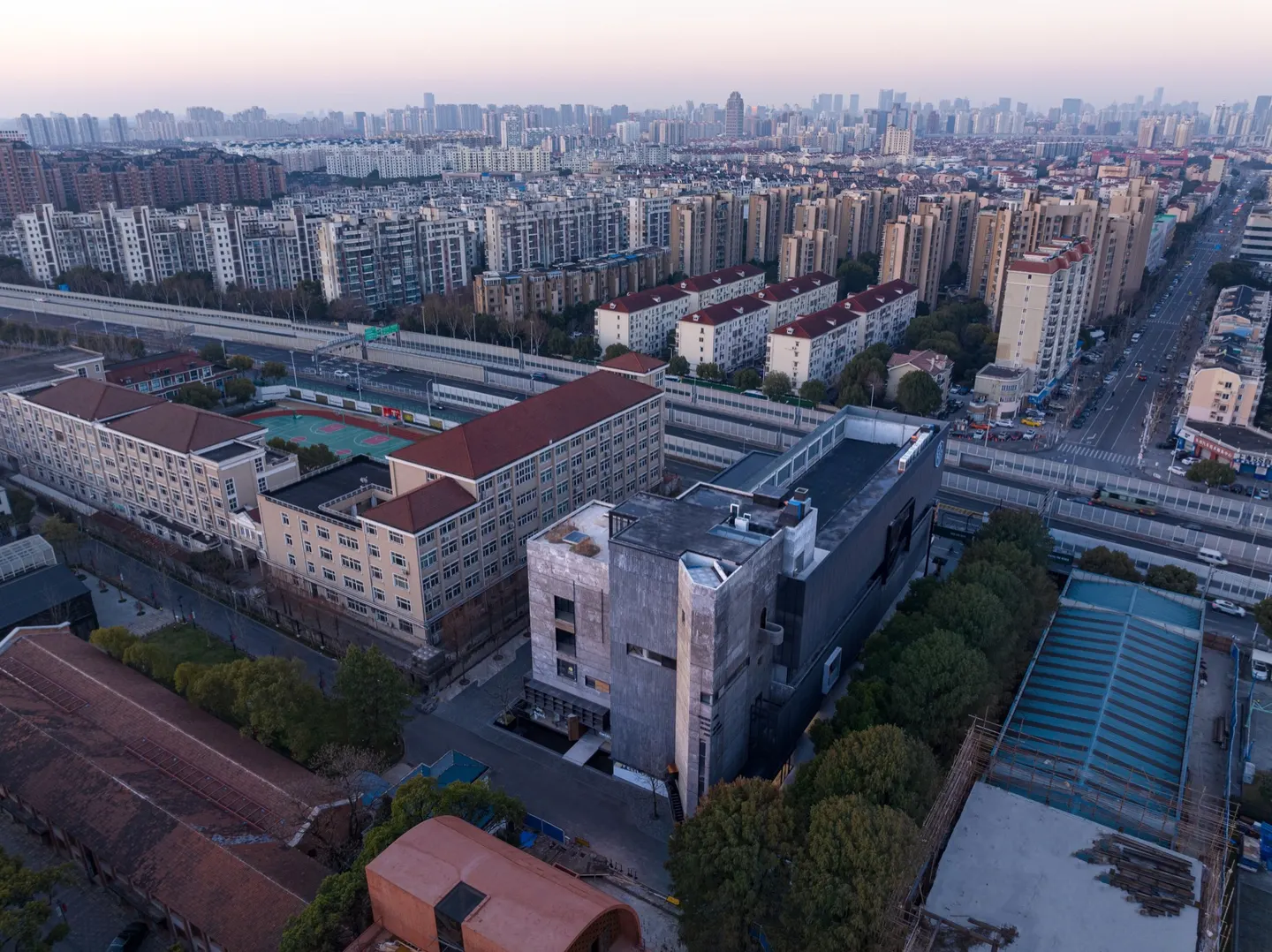 钢网包裹的旧厂房公共空间 · 实景照片 · 空间细节