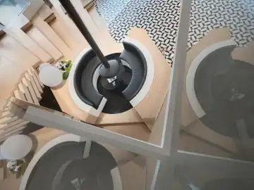 环形座席与材料墙的明亮展厅 · 实景照片