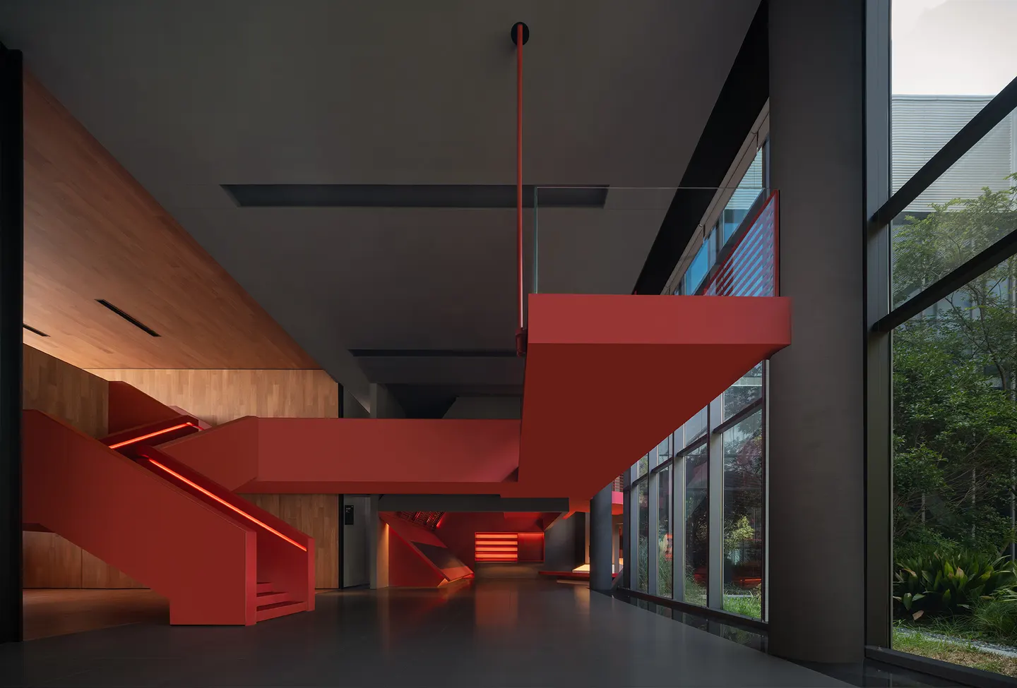 红色盒体串联的立体展厅 · 实景照片 · 空间细节