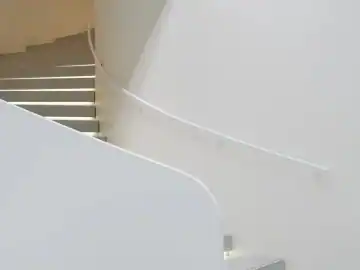 白色转折里的楼梯细节 · 实景照片