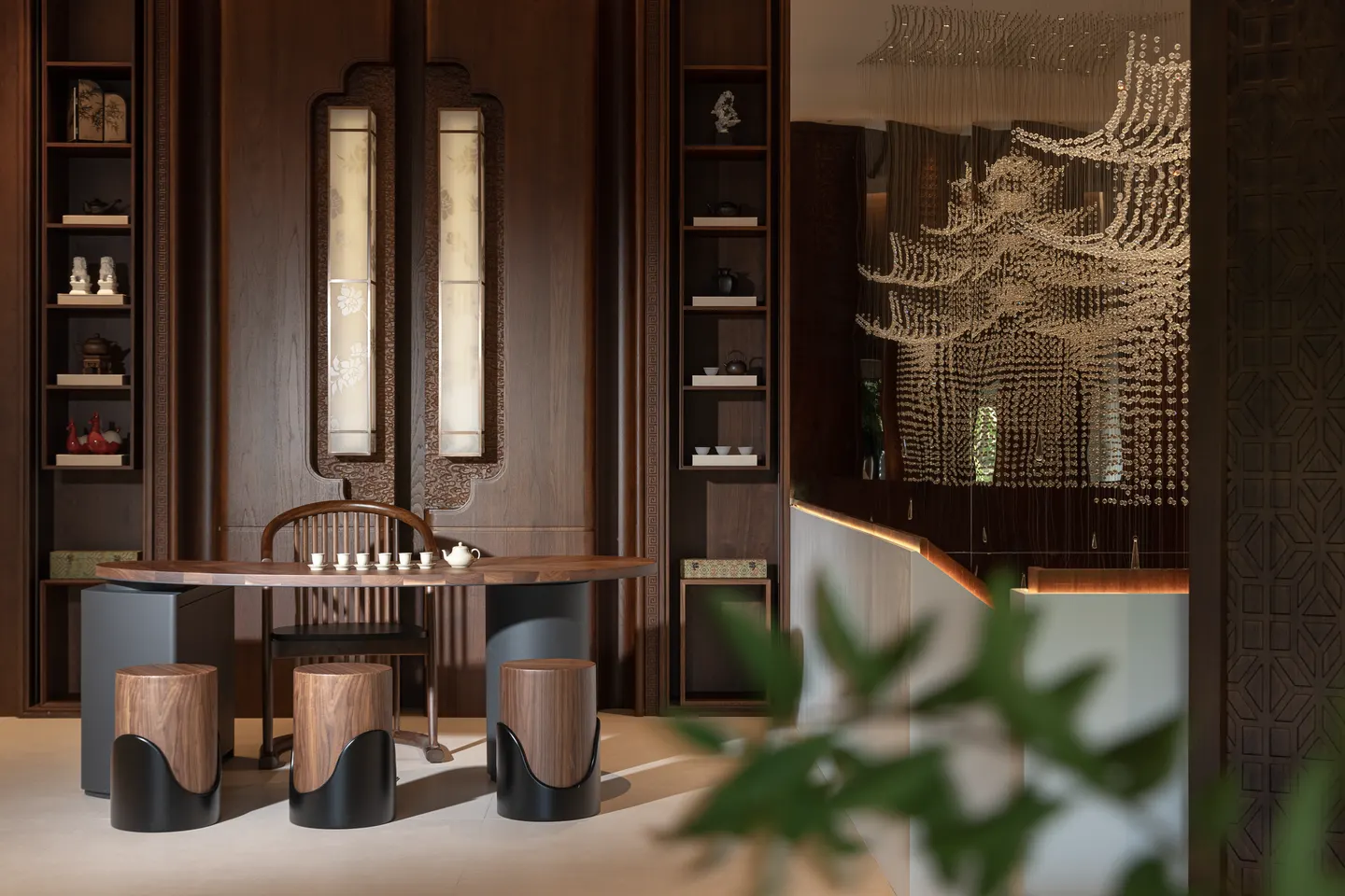 经典顶面与现代家具的家居展示 · 实景照片 · 空间细节