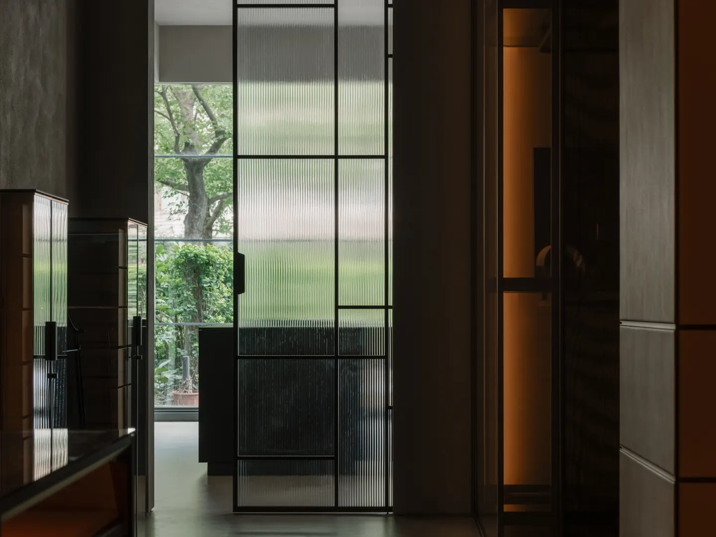 墙板与反射构成的家居展陈 · 实景照片 · 空间细节