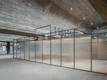 粗粝框架中的轻盈内盒 · 实景照片