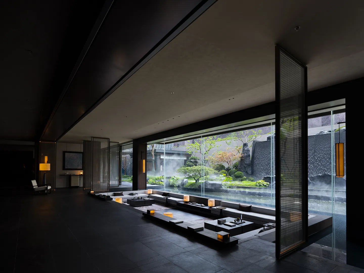 庭院风景成为会客的背景 · 实景照片 · 空间细节