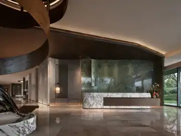 复古家具与湖景相望的客厅 · 实景照片