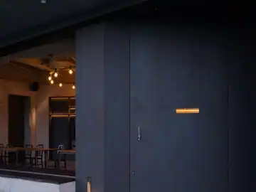 深灰与暖光的简洁细节 · 实景照片