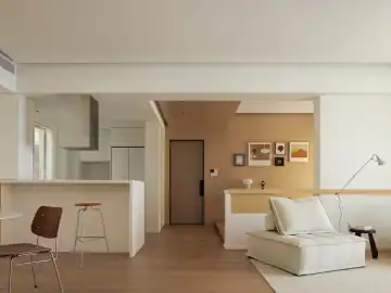 白色留空与浅木温度 · 实景照片