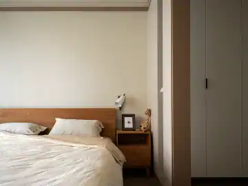窗边书桌与温润餐叙 · 实景照片