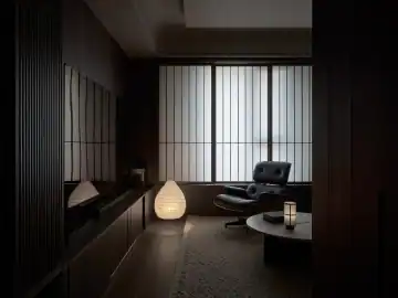 深木格栅与灰色厨房的克制感 · 实景照片