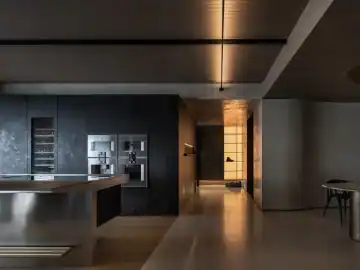 深色长台里的沉静秩序 · 实景照片