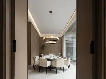透过一道门框，看见围桌的温度 · 实景照片